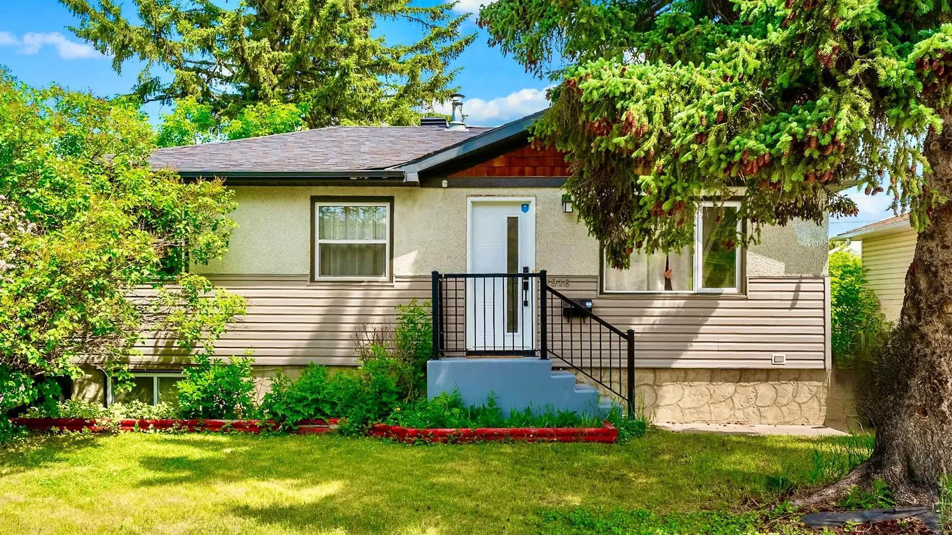 Holiday home The Owlet Nwcalgary Queenbd Privatesuite Canada