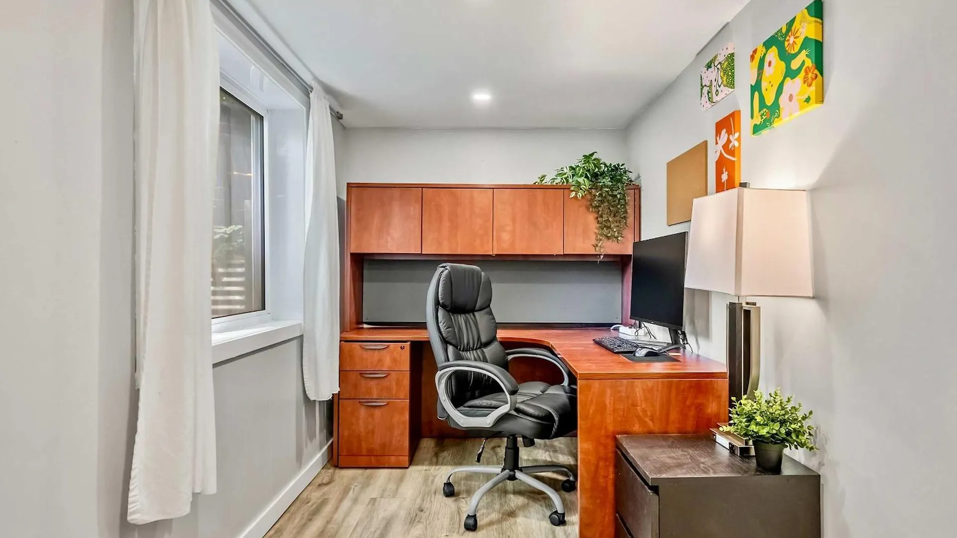 The Owlet Nwcalgary Queenbd Privatesuite Holiday home